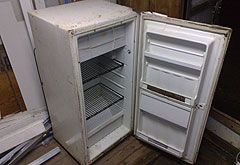 старый холодильник